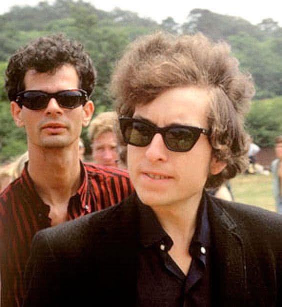 FendrGuitPlayr's tweet image. Bob Dylan and Al Kooper at Newport, 1965.
