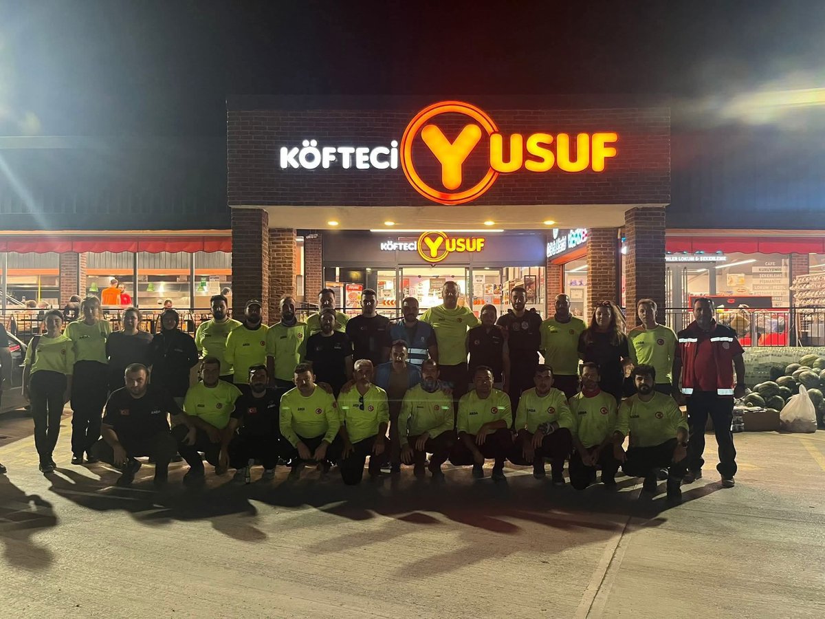 Köfteci Yusuf,
1 haftadır Bilecik Osmaneli'de yangınla mücadele eden tüm ekiplere Osmaneli şubesini açtığı ve 1 hafta boyunca ekiplerden hiçbir ücret talep etmediği belirtildi.
Helal Olsun.
Köfteci Yusuf'a bu duyarlı hareketinden dolayı
Sonsuz teşekkürler.