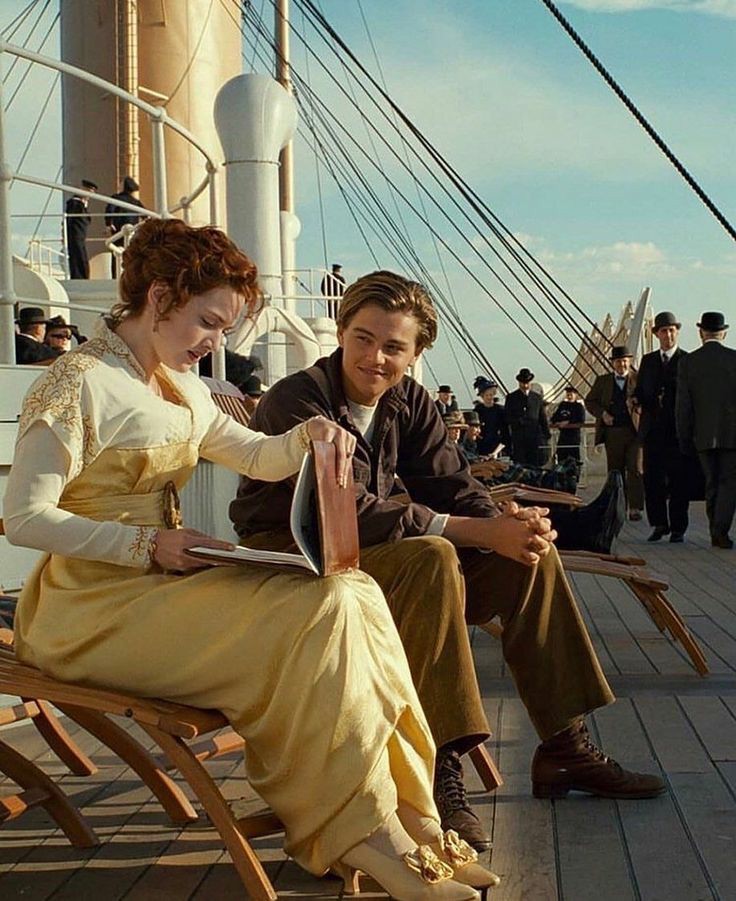 हिन्दी फिल्मों के मुकाबले हॉलीवुड में बहुत कम रोमांस पर केंद्रित फिल्में बनती हैं.

अमेरिका और यूरोप के लोग प्यार मोहब्बत की कहानी पर बनने वाली फिल्मों में कम रुचि लेते हैं.

हॉलीवुड में हमेशा बॉयोपिक, थ्रिलर, सुपरहीरो, इतिहास, युद्ध, और एडवांस टेक्नोलॉजी के साथ एक्शन फिल्में