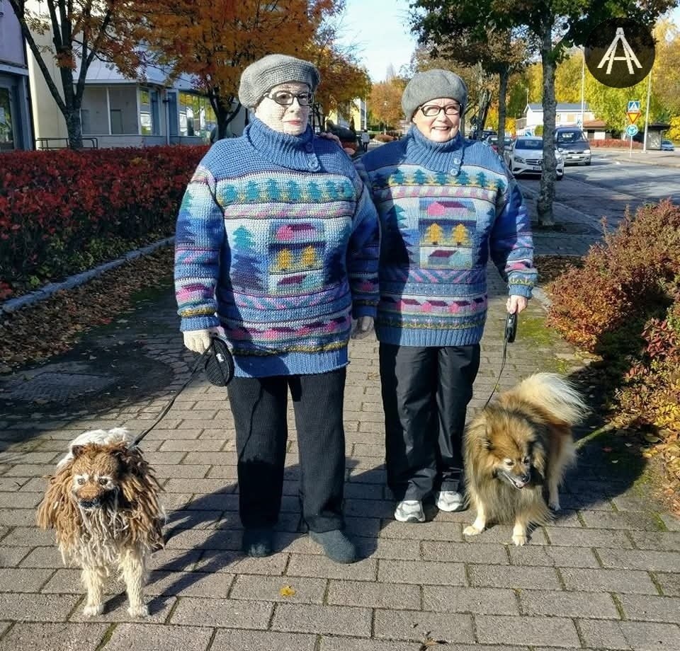 LunaGitana0333's tweet image. Liisa Hietanen, una artista finlandesa de Hämeenkyrö, crea esculturas tejidas a tamaño real de sus vecinos como parte de su serie Villagers.
Utiliza técnicas de crochet, tejido y bordado para replicar con gran detalle los atuendos favoritos de las personas, sus accesorios e…