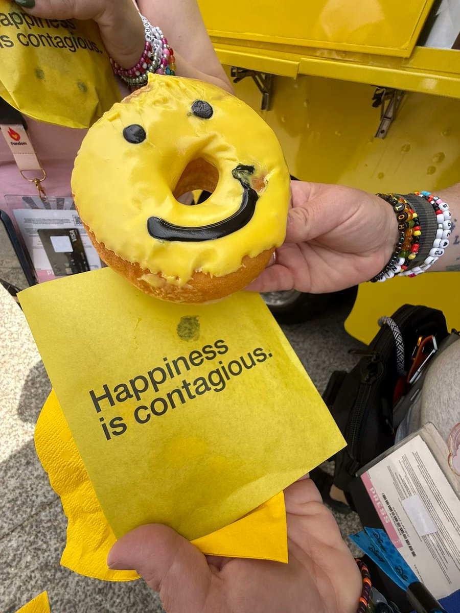 Say_My_NameYT's tweet image. #Pluribus, la nouvelle série de #VinceGilligan débutera sa diffusion à partir du 7 novembre sur AppleTV+ ! La promo a commencé aux Etats-Unis.