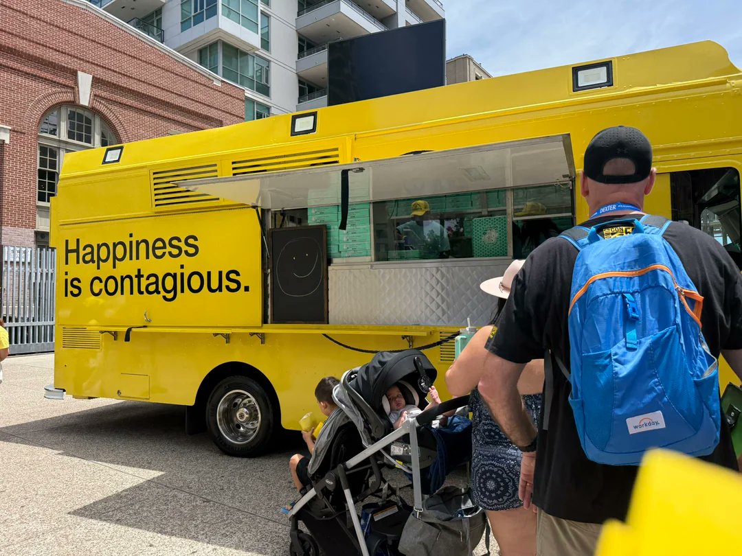 Say_My_NameYT's tweet image. #Pluribus, la nouvelle série de #VinceGilligan débutera sa diffusion à partir du 7 novembre sur AppleTV+ ! La promo a commencé aux Etats-Unis.