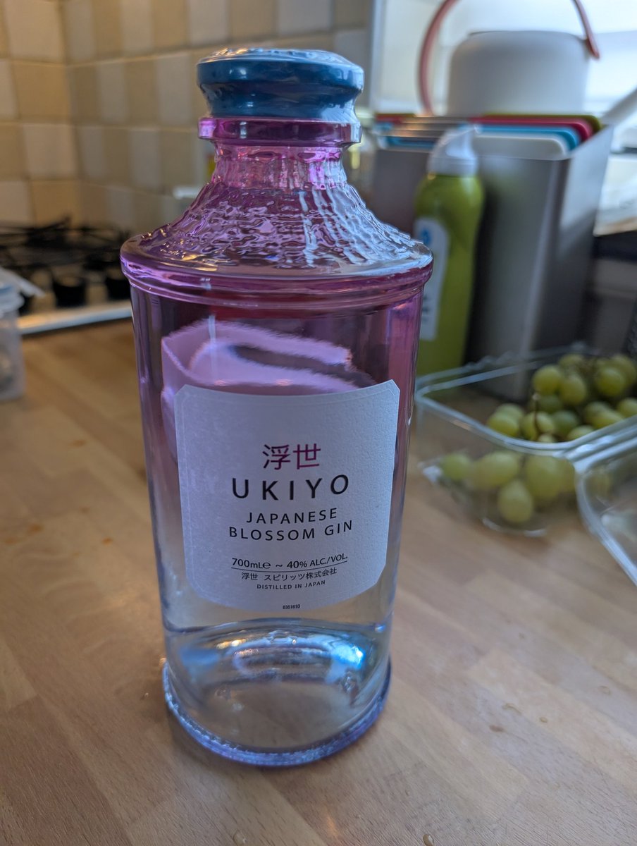 thatblufox's tweet image. Got a new gin to try 👁️👄👁️