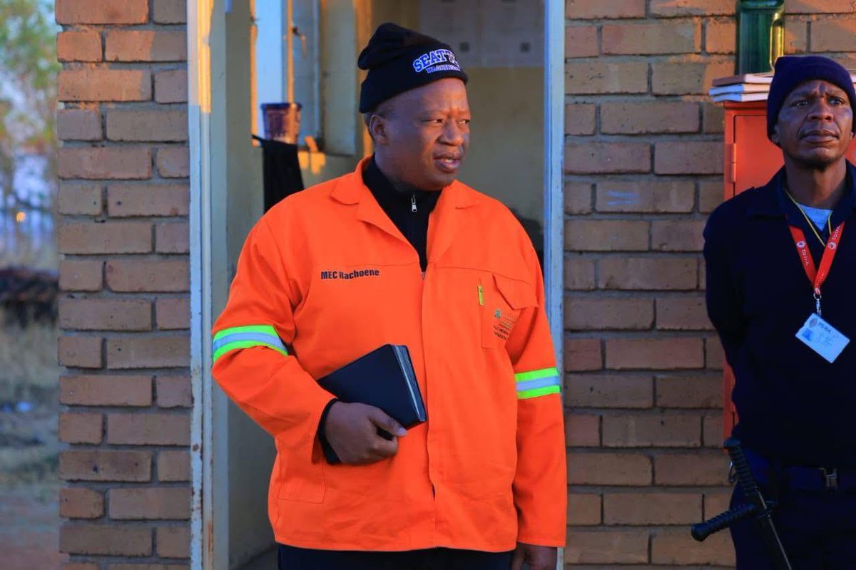 Manyangila's tweet image. Leadership by example. MEC Tony Rachoene’s early morning presence at the Mothapo Cost Centre speaks volumes about his dedication. With #OperationTsogaMoshomi in full swing, Limpopo’s service delivery is in the right hands.
#TonyRachoene #OperationTsogaMoshomi @LDPWRI
