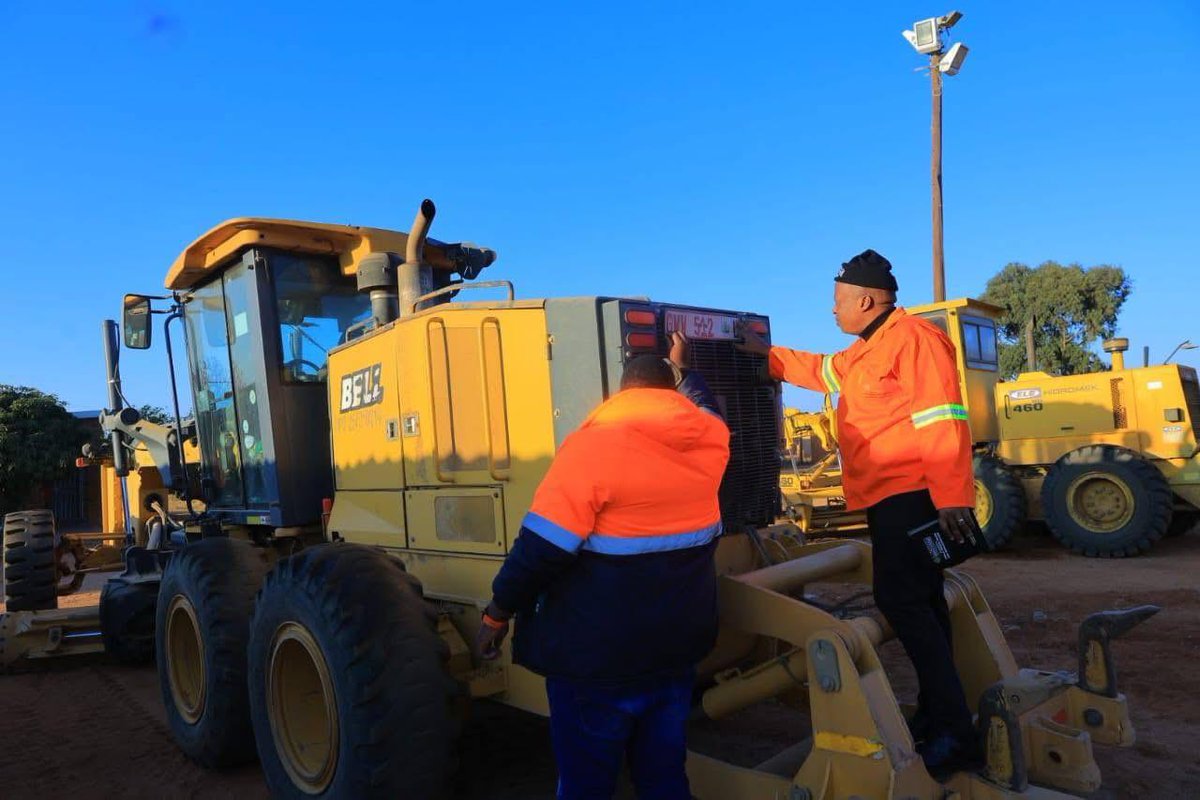Manyangila's tweet image. Leadership by example. MEC Tony Rachoene’s early morning presence at the Mothapo Cost Centre speaks volumes about his dedication. With #OperationTsogaMoshomi in full swing, Limpopo’s service delivery is in the right hands.
#TonyRachoene #OperationTsogaMoshomi @LDPWRI