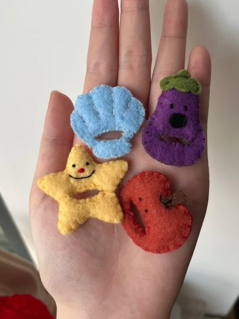 dearlyfemme's tweet image. button covers