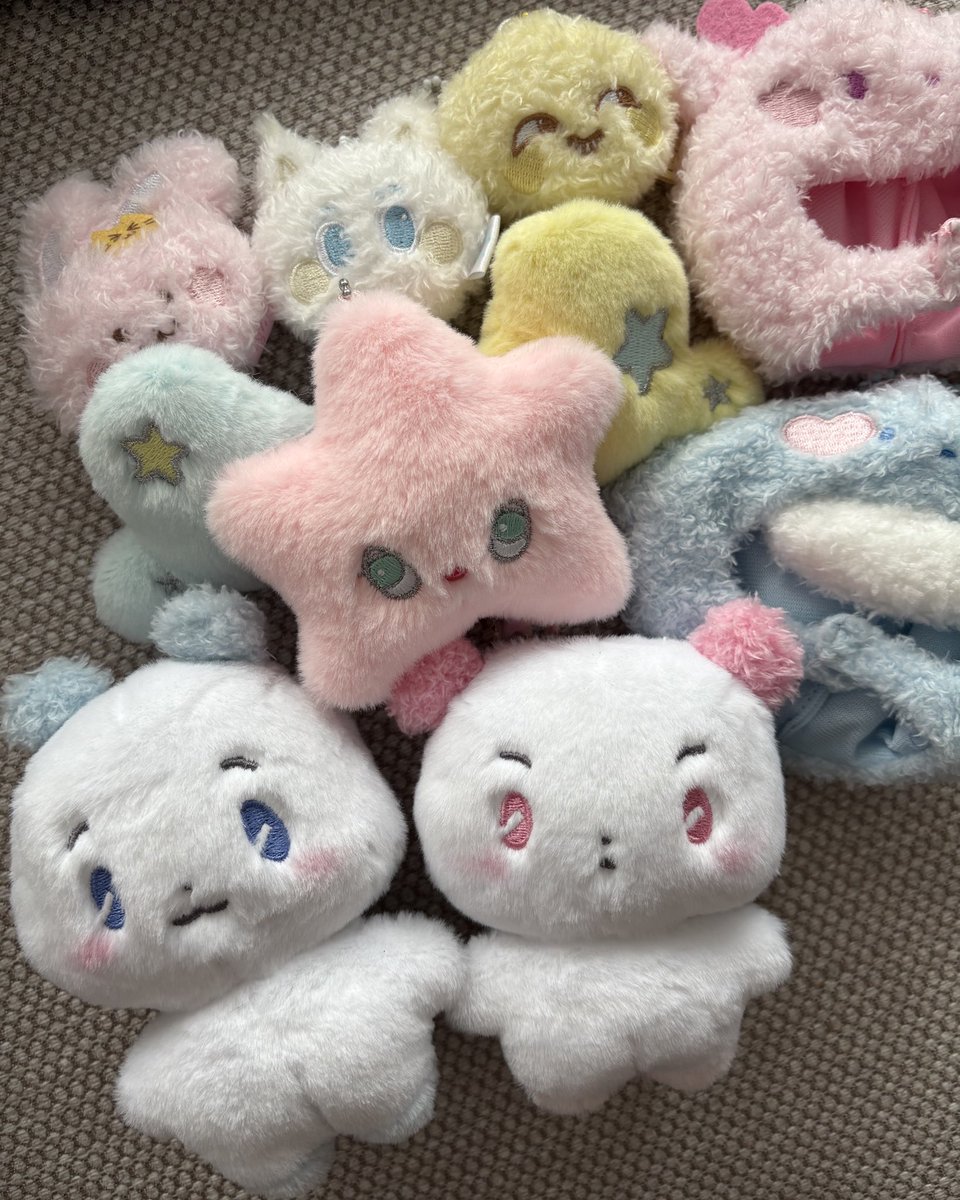 lowiy_'s tweet image. girl who likes cute pastel plushies
