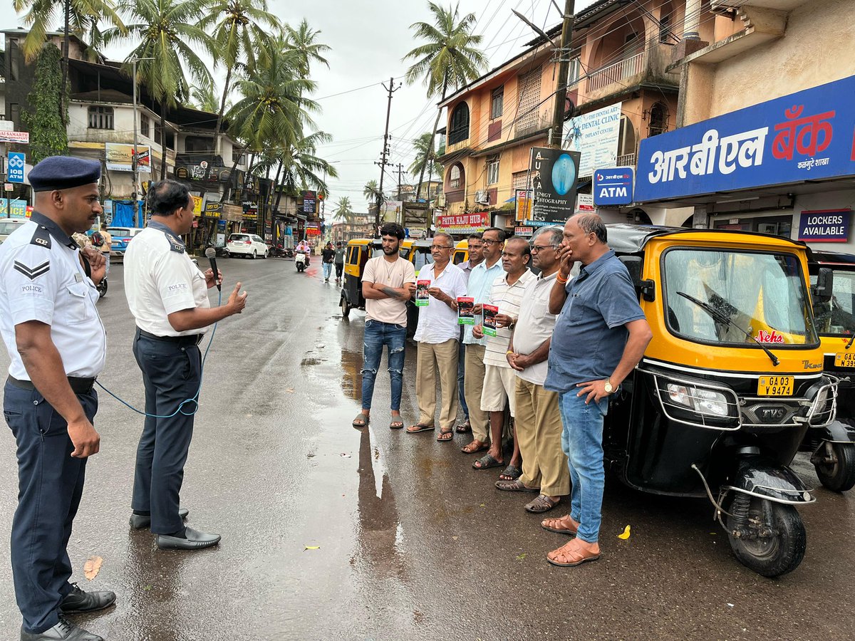 PI Brendon D’Souza of Calangute Traffic Cell interacted with Autorickshaw drivers and enlightened them on importance of following Traffic Rules and Regulations and Appealed to be an Ambassadors to spread message of Road Safety#