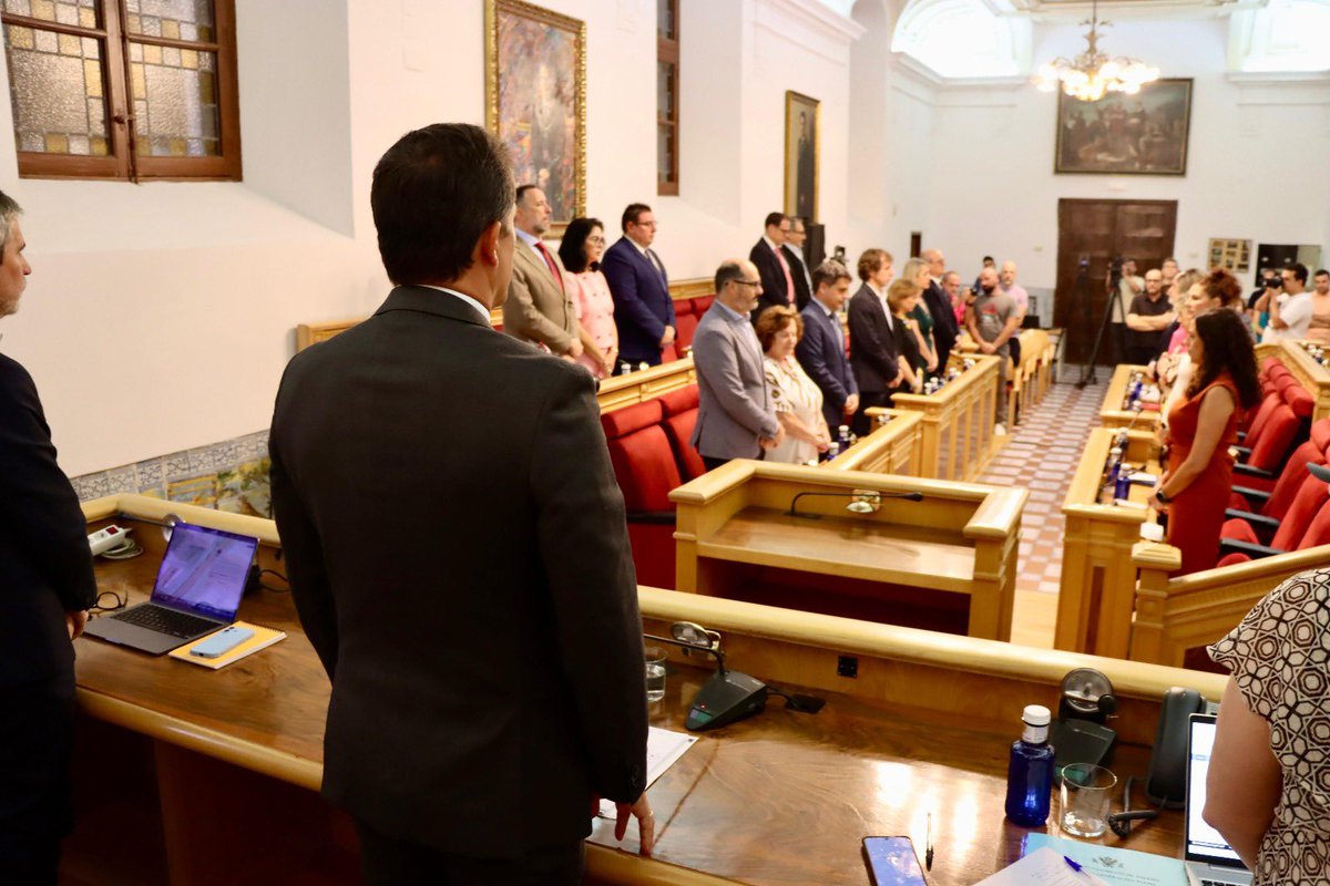 ToledoAyto's tweet image. 👉🏻 Aprobadas de manera inicial las ordenanzas reguladoras de la actividad turística y la de las obras a realizar en espacios de dominio público.
Pleno que comenzaba con un minuto de silencio en memoria de Javier López Delgado, bombero municipal de Toledo, fallecido.