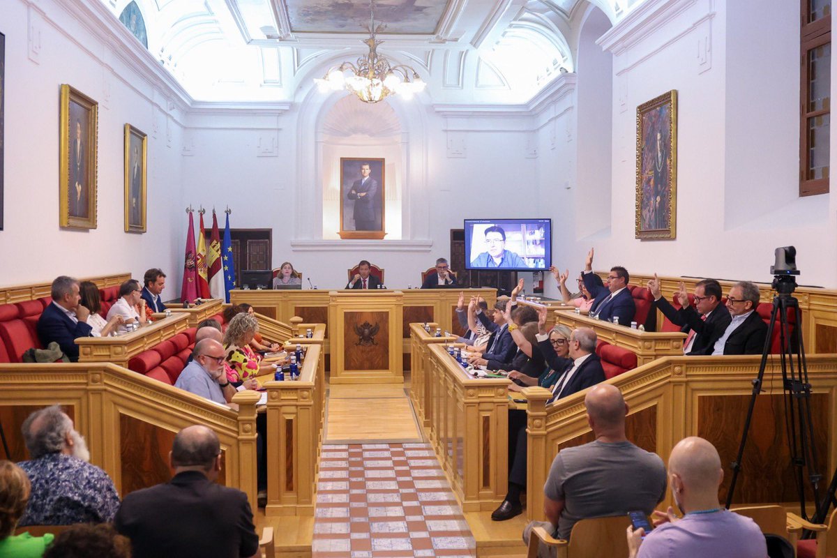 ToledoAyto's tweet image. 👉🏻 Aprobadas de manera inicial las ordenanzas reguladoras de la actividad turística y la de las obras a realizar en espacios de dominio público.
Pleno que comenzaba con un minuto de silencio en memoria de Javier López Delgado, bombero municipal de Toledo, fallecido.