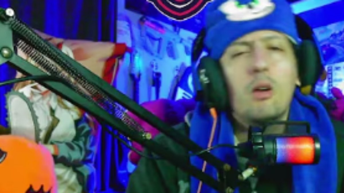 TioFredy2's tweet image. o cara sento em uma pika de borracha em live kkkkkkkkkk