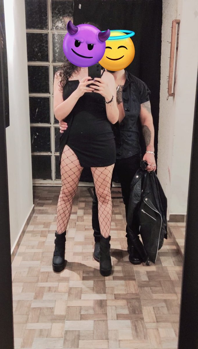 Un poquito de ambos, nos encanta vestir de negro, por que refleja las perversiones obscuras que nos encantaria hacer, aparte que es un color bien coqueto🖤🖤🖤🖤🖤🖤🖤🖤🖤🖤🖤