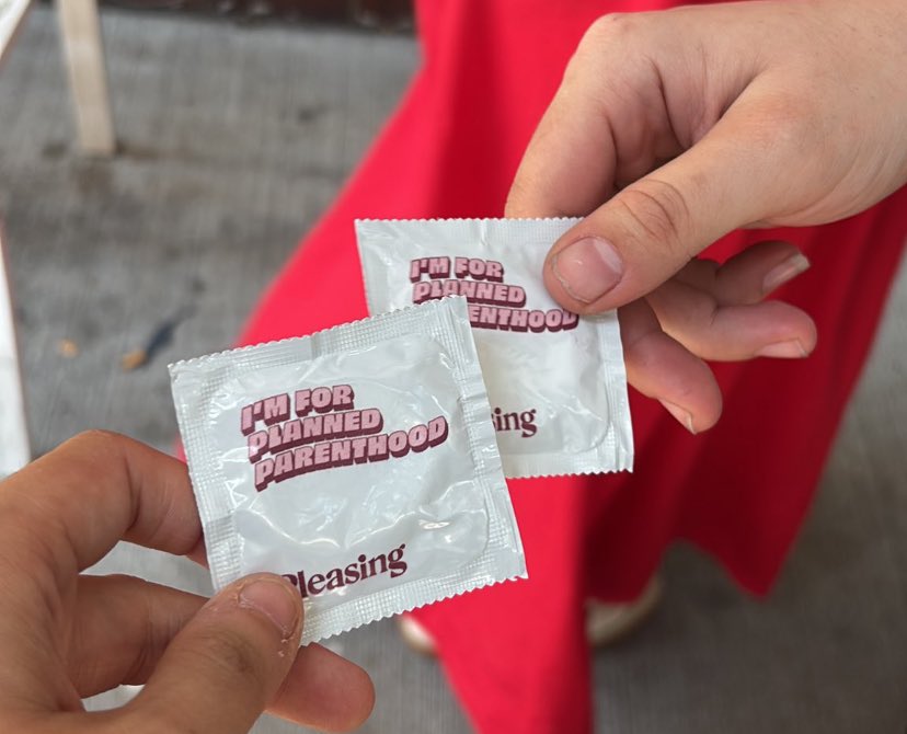 imagine being a sperm unable to go to an egg because ure getting blocked by the harry styles condom😭 oh harry ure doing great things for the population