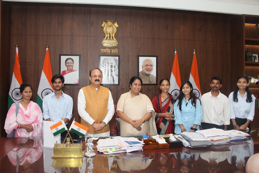 NewDelhiTimes's tweet photo. Delhi CM Rekha Gupta meets 14 students from Delhi schools selected for APAL project in Germany
#Delhi #CM #RekhaGupta #APAL #Germany
https://t.co/osbmK4X5UF https://t.co/lnjfmJ3JeL
