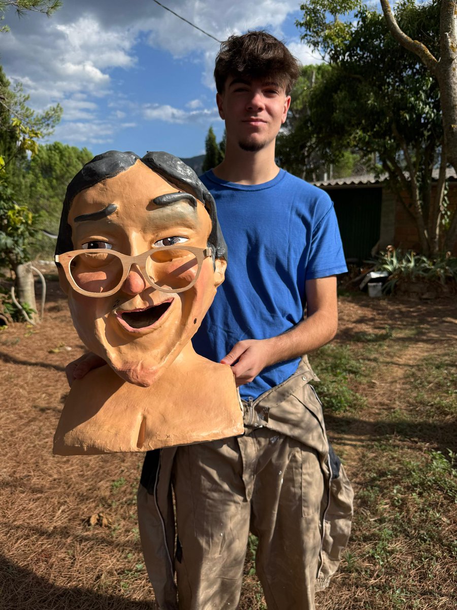 💬Coneixeu capgrossos o gegants dedicats a mestres?

En Quim Ortí Navarro ens ha compartit aquesta foto de la geganta Maria Antònia Canals que està construint per fer-la ballar a l’escola de Falset! 🥰