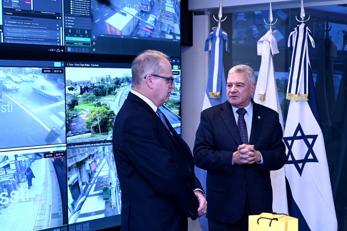 SeguridadBA's tweet image. El ministro, Horacio Giménez, recibió al embajador de Israel, Eyal Sela, para compartir el funcionamiento del Sistema Integral de Seguridad Pública de la Ciudad.Además intercambiaron experiencias y conversaron sobre tecnología aplicada a la seguridad y prevención del delito.
