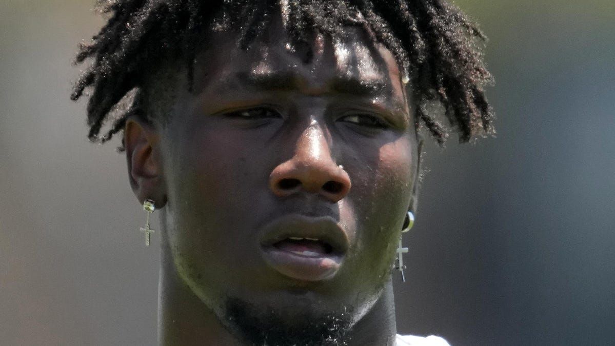 TheCowboysWire's tweet image. 'About 70%': Injured Cowboys LB DeMarvion Overshown turns heads with camp highlight cowboyswire.usatoday.com/story/sports/n…
