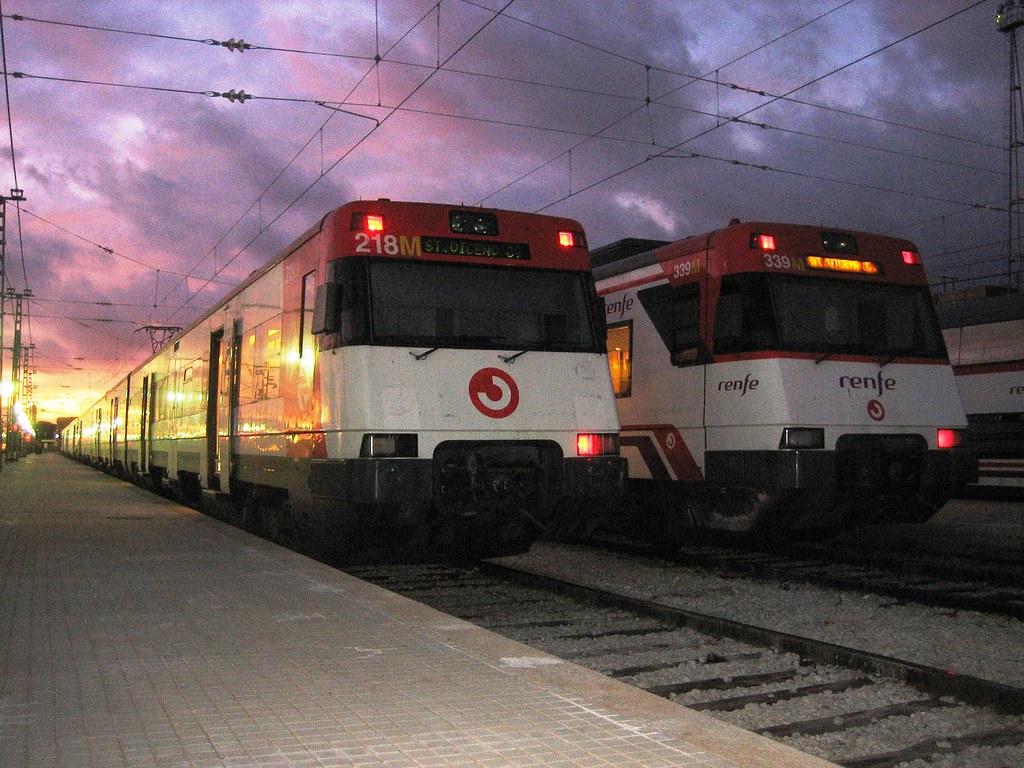 A___Moreno's tweet image. Lo que hace una buena librea adaptada a la forma del tren.
La de la izquierda se ve mucho más actual y estilizada que la de la derecha, pese a ser un diseño más antiguo.
@Renfe os equivocasteis en su día cambiando la librea de las UT de Cercanías 🤕