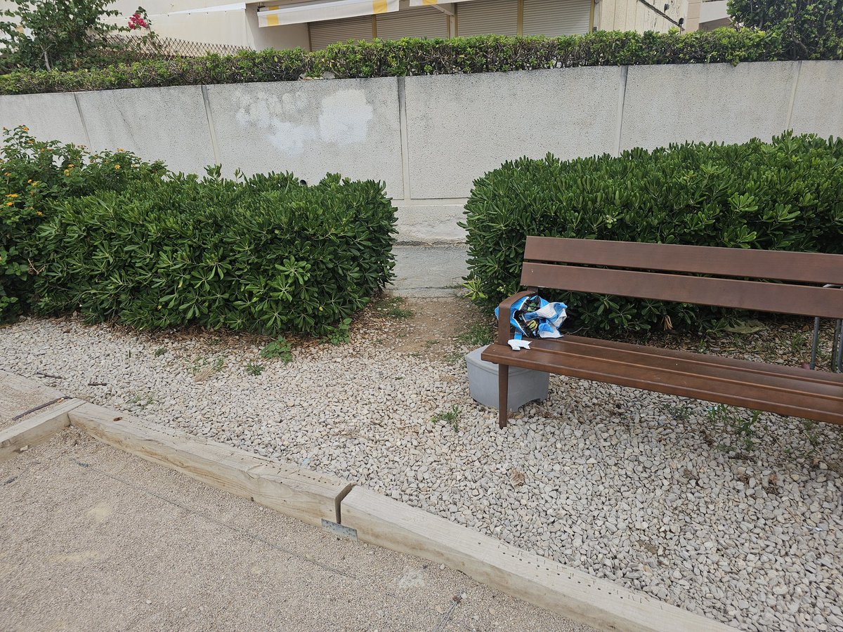 Jmsalvia's tweet photo. Bona tarda, srs. @AjCalafell això que sembla una deixalleria i ningú té ganes d'arreglar, es al Passeig Marítim Sant Joan de Déu, bona vista pels turistes. Els veïns en queixem però no aconseguim res. Pensen fer quelcom? https://t.co/5AMvIAgExz