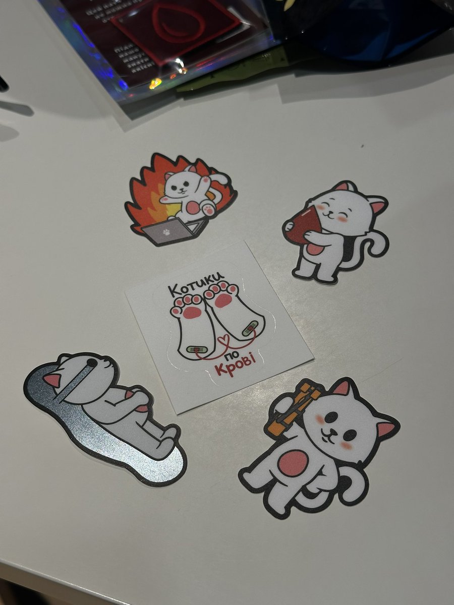 сьогодні розглядала стелі в музеї Ханенків
ділилась кровʼю 
впізнавала людей
впізнавали мене
знайомилась
говорила компліменти 
і отримувала їх
отримала посвідчення донора
і успішно забула там поставити донацію
донатила
пила лимонадик в Сквоті
хороший день🩵
дякую <a href="/kitty_soloma/">Солом'янські котики</a> 😌