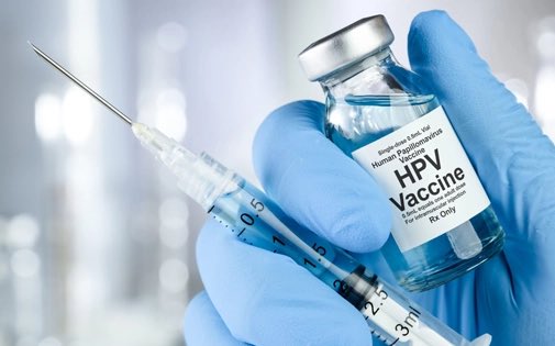 erdinilter's tweet photo. 💉HPV aşısı her yaş grubuna hem erkek hem de kadınlara yapılabilir. 

2️⃣ Ama öncelikli amaç 15 yaşından önce kız çocuklarının aşılanmasıdır. Eğer bu dönemde aşı planlanırsa altı ay arayla iki doz aşılama yeterlidir. 

3️⃣ 15 yaşından sonra ise herkes üç doz aşı yaptırmalıdır. https://t.co/Cs9QQSde6Z