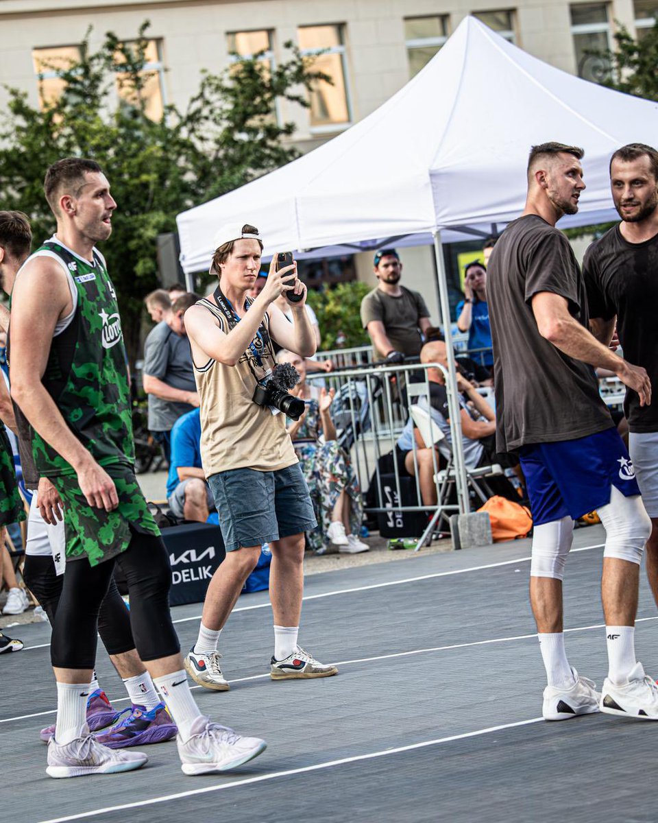 P_Przyborowski's tweet image. Multitasking, ale za to w jakim gronie! 🏀
🎥 Za mną praca przy Festiwalu Koszykówki 3x3 Basket na Wolności. To był epicki weekend!
🌇 Cieszy, że sport znowu zagościł w samym sercu Poznania. Obyśmy doczekali się więcej takich inicjatyw.
📸 @klaudia_berda / @F_Rybarczyk