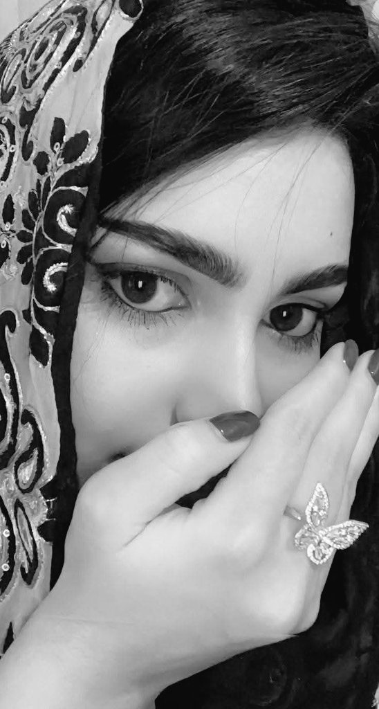 دیکھ اگر غور سے تو سب کمال تیرے ہیں
میرے  دل پہ لکھے  سب سوال تیرے ہیں

کیسے یقیں دلاؤں تجھ کو ـــــــ اے جاناں
اس دل میں ــــــــ  سبھی خیال تیرے ہیں

حیدر خان ✍️ 
#اردو_زبان