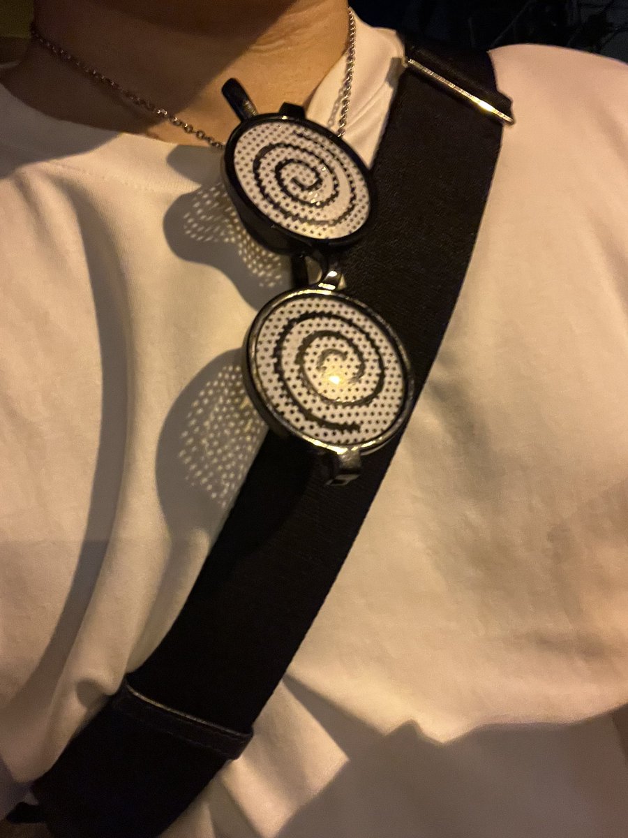 RingK_'s tweet image. 絶対にここに付けるメガネではないとされている