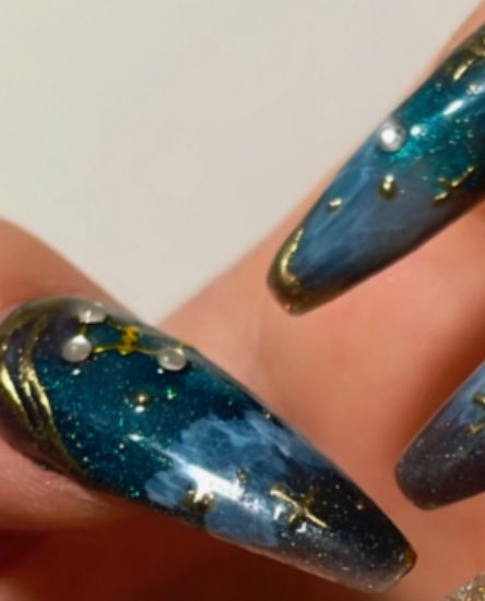 おらもフィヨ用にネイルしたンゴね〜！
星空イメージでぺたぺたした！
雑さが目立つがなかなかかわちいのでは⁉️🌌💫