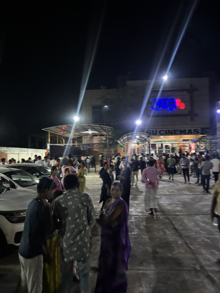 vasutheatre's tweet image. Heavy Return Audiences for #ThalaivanThalaivii
First Day night show goes HOUSEFULL with full of family audiences
@SathyaJyothi