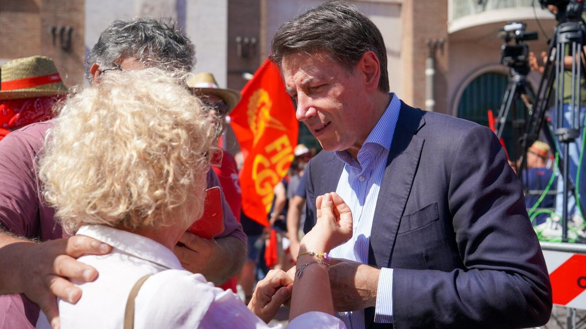 HuffPostItalia's tweet image. La graticola di Conte per Ricci: "Decideremo con il territorio dopo gli interrogatori" dlvr.it/TM6cWM