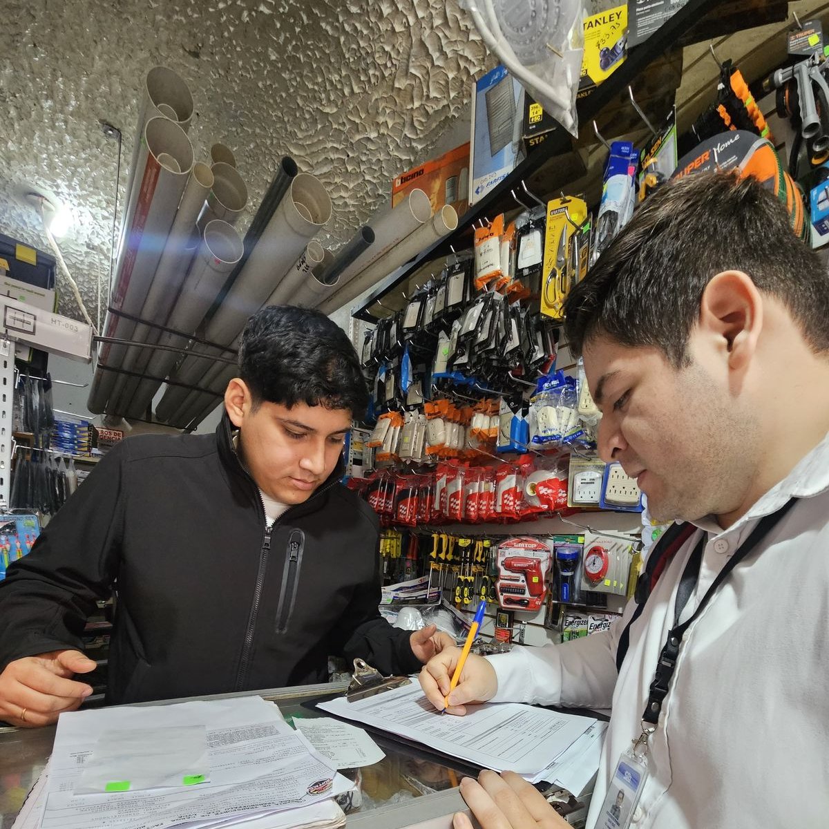 SRIoficialEc's tweet photo. #SRIzonal7

¡Continuamos con las visitas informativas a varios negocios de Zamora Chinchipe! 

Nuestros servidores están en territorio asesorando a contribuyentes para que cumplan correctamente con sus obligaciones tributarias. 

#ElNuevoEcuador https://t.co/uZ10MndM51