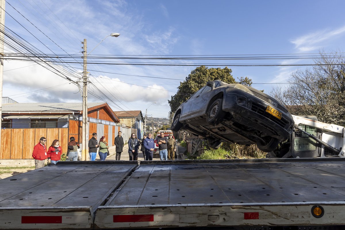 En Valparaíso no paramos.
🏗️🚗 Hoy iniciamos nuestro operativo de retiro de autos abandonados en los cerros de Valparaíso. Esto va en serio: si queremos limpiar y ordenar Valpo tenemos que sacar los autos que obstaculizan las calles y veredas. 
No nos olvidamos de los cerros!