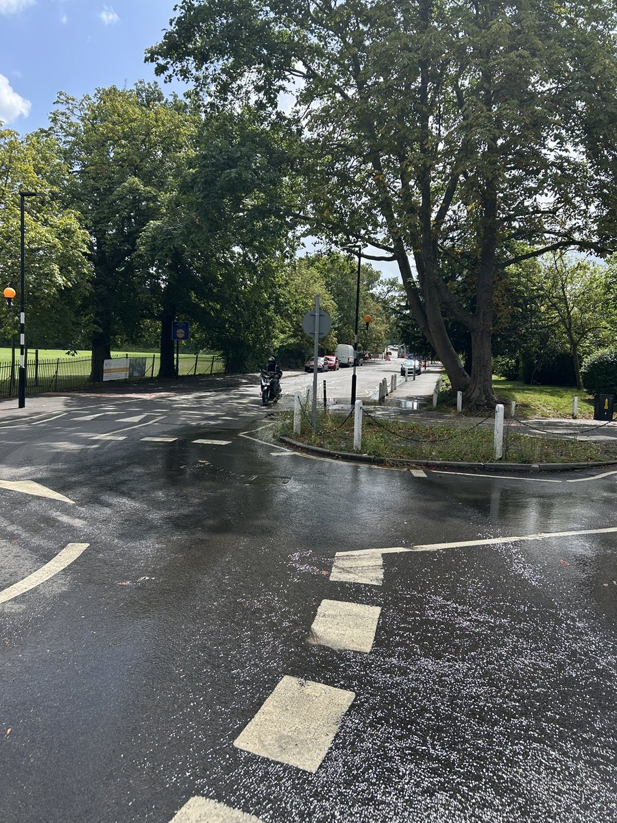 Bad water leak on College Road, Dulwich, SE21 <a href="/thameswater/">Thames Water 💧</a>