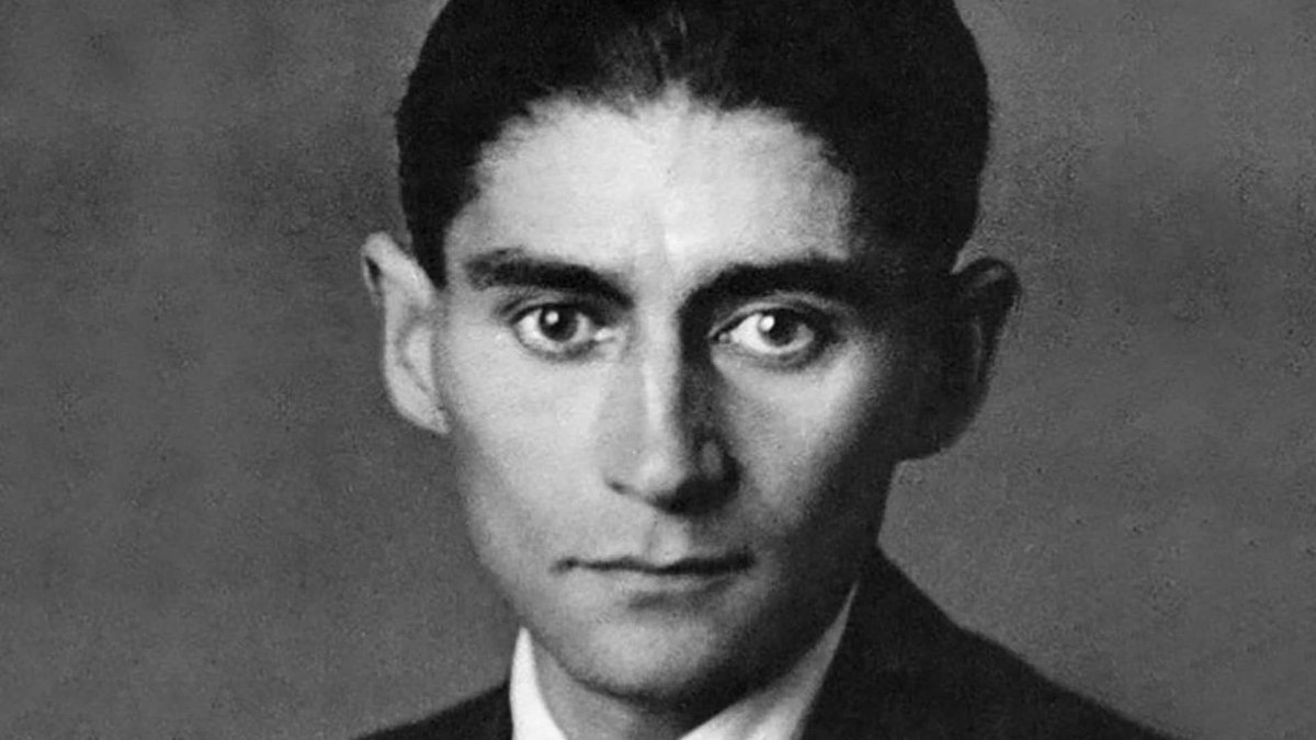 Kafka le pidió a su amigo Max Brod que quemara todos sus manuscritos cuando muriera. Brod no le hizo caso y gracias a eso tenemos El proceso, El castillo y más. A veces, la traición es un favor.

 Fuente: Kafka: The Decisive Years de Reiner Stach