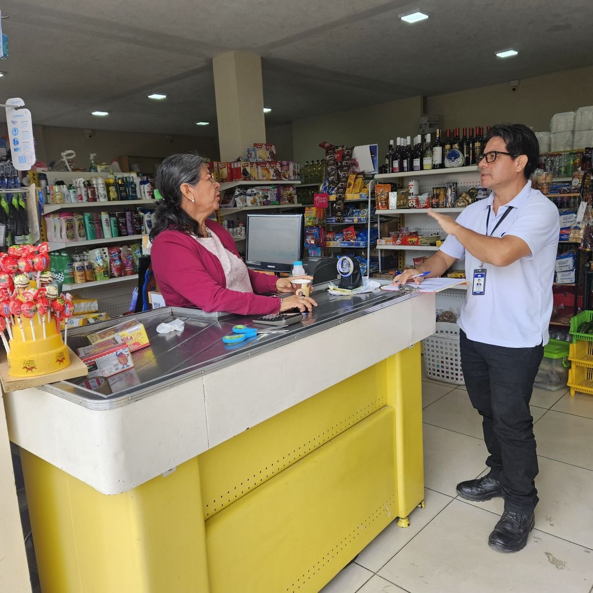 SRIoficialEc's tweet photo. #SRIzonal7

¡Continuamos con las visitas informativas a varios negocios de Zamora Chinchipe! 

Nuestros servidores están en territorio asesorando a contribuyentes para que cumplan correctamente con sus obligaciones tributarias. 

#ElNuevoEcuador https://t.co/uZ10MndM51