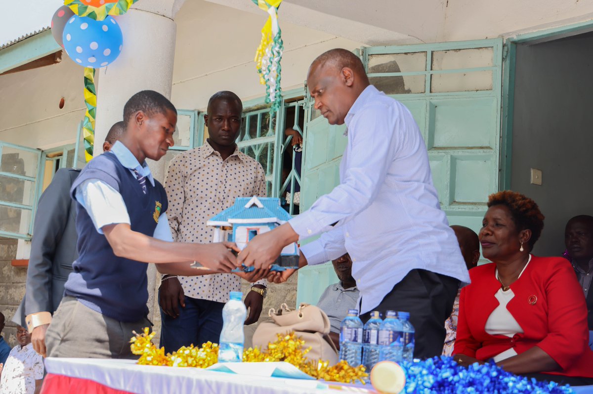 JohnMbadiN's tweet image. Presided over Education thanks giving ceremony at God Oloo Secondary school in Suba South where I inspected the construction of a state-of-the-art storey building laboratory & library.
I later joined the neighbouring Miramba Secondary stakeholders for a fundraiser.