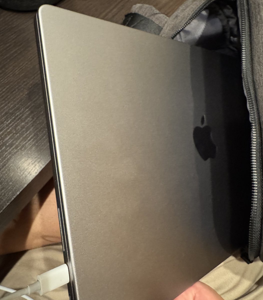 yskd0's tweet image. このモバイルバッテリー何でも出来るからマジで便利やわー。43万くらいしたけど。