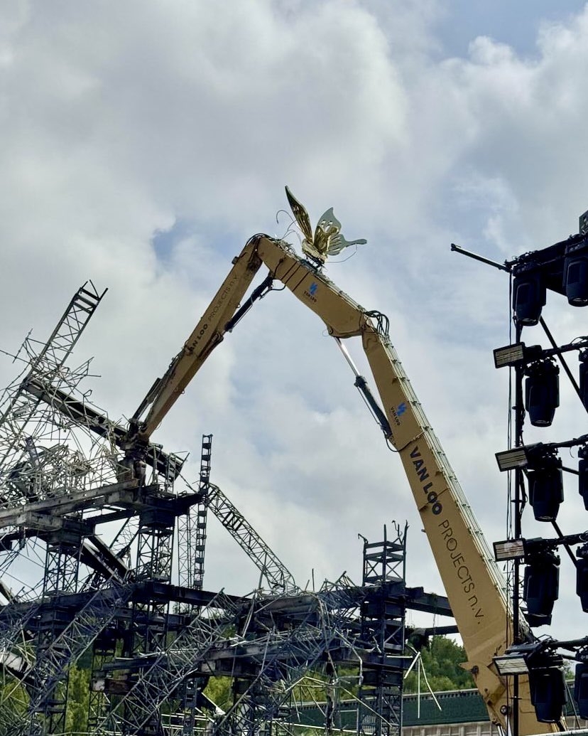 TheFestiveOwl's tweet image. As Tomorrowland kicks off weekend two — a golden butterfly has appeared on the excavator clearing the rubble of the destroyed main stage.
📷: u/larrysaysrelax | r/tomorrowland