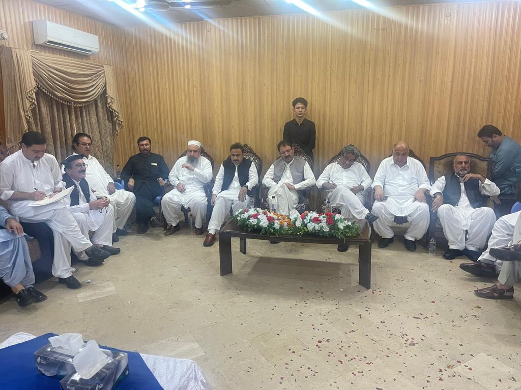 احتجاجی تحریک کی تیاری کے سلسلے میں پاکستان تحریک انصاف ملاکنڈ ریجن کا ایک اہم مشاورتی اجلاس جرگہ ہال پشاور میں منعقد ہوا، جس کی صدارت پی ٹی آئی خیبرپختونخوا کے صدر جنید اکبر خان نے کی۔

اجلاس میں صوبائی صدر جنید اکبر خان، جنرل سیکریٹری خیبرپختونخوا علی اصغر خان، ممبر قومی اسمبلی
