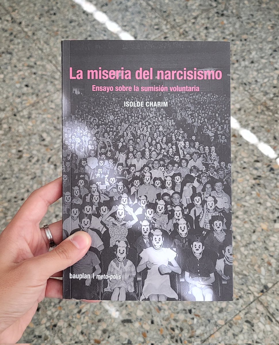 Interesante ensayo de Charim donde sostiene que el narcisismo actual no expresa autonomía sino una forma de sumisión voluntaria: sujetos que en nombre de la autenticidad aceptan someterse al neoliberalismo, que los obliga a convertirse en productos visibles, deseables y exitosos.