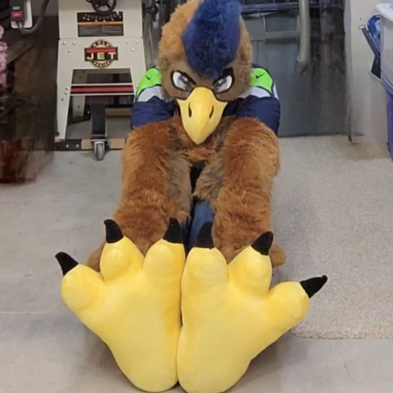 DonderHawk's tweet image. Beeeg stretch 

#FursuitFriday