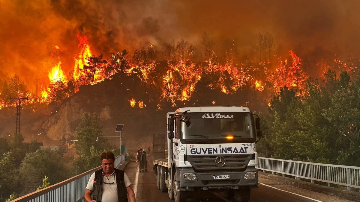 Sfran_34's tweet image. Karabük&apos;te orman yangınında korkutan manzaralar

Karabük&apos;ün Safranbolu ilçesine bağlı Çavuşlar köyünde çıkan yangına müdahale sürerken, yangın cep telefonu kameralarıyla görüntülendi.
#memleketyangınyeri