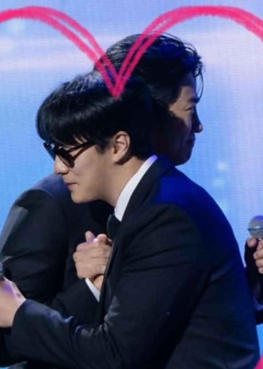 Geerasa's tweet image. The cute smile while hugging his big bro ๐