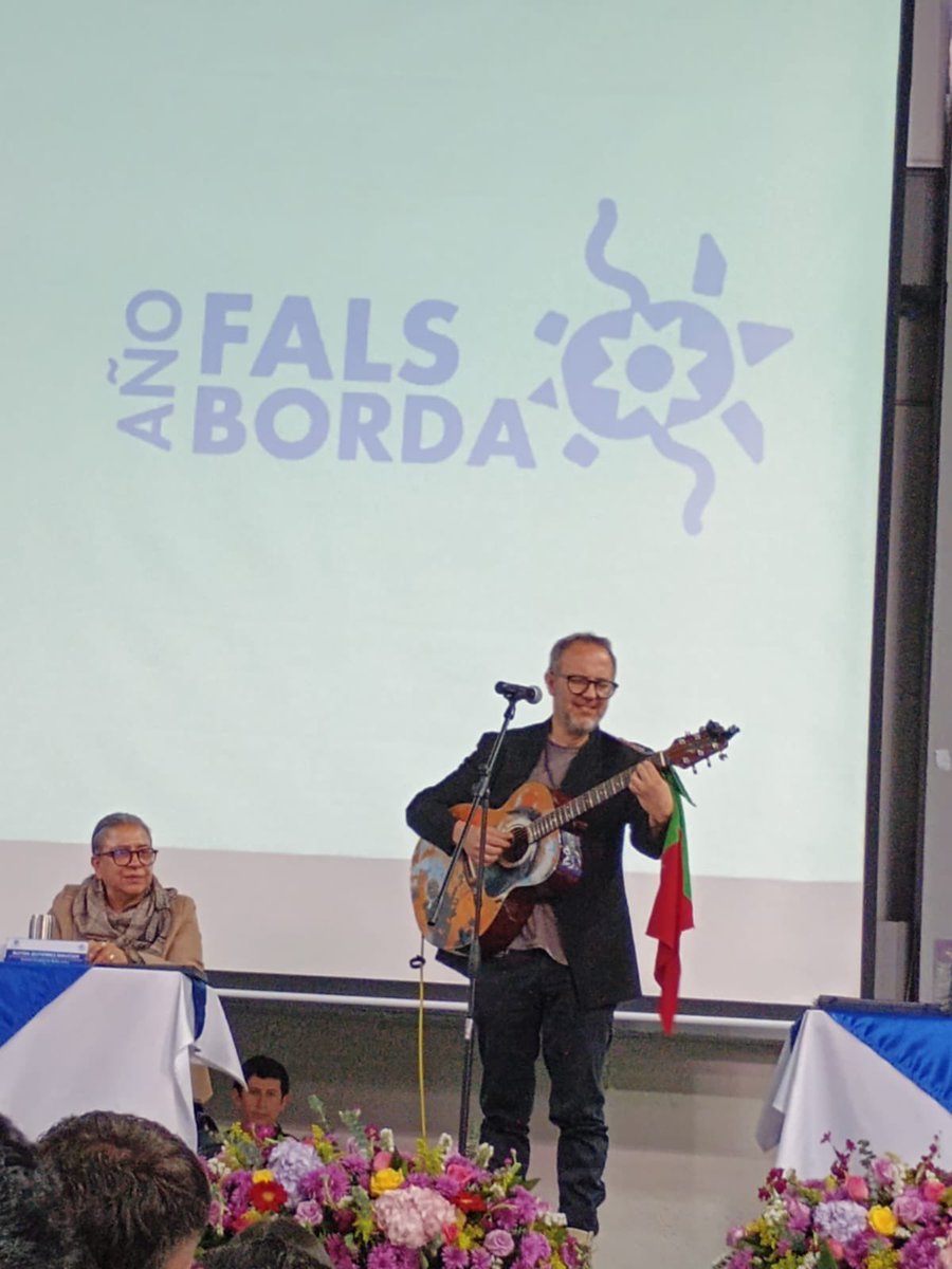 cesarlopezmusic's tweet image. Hoy es un gran día ! Recibo con orgullo el grado Honoris Causa en música de mi amada universidad Pedagógica . Tantos caminos, tantas historia y tanta música en el corazón . Gracias familia por su apoyo en cada paso del camino. este, es para mí un compromiso de vida.