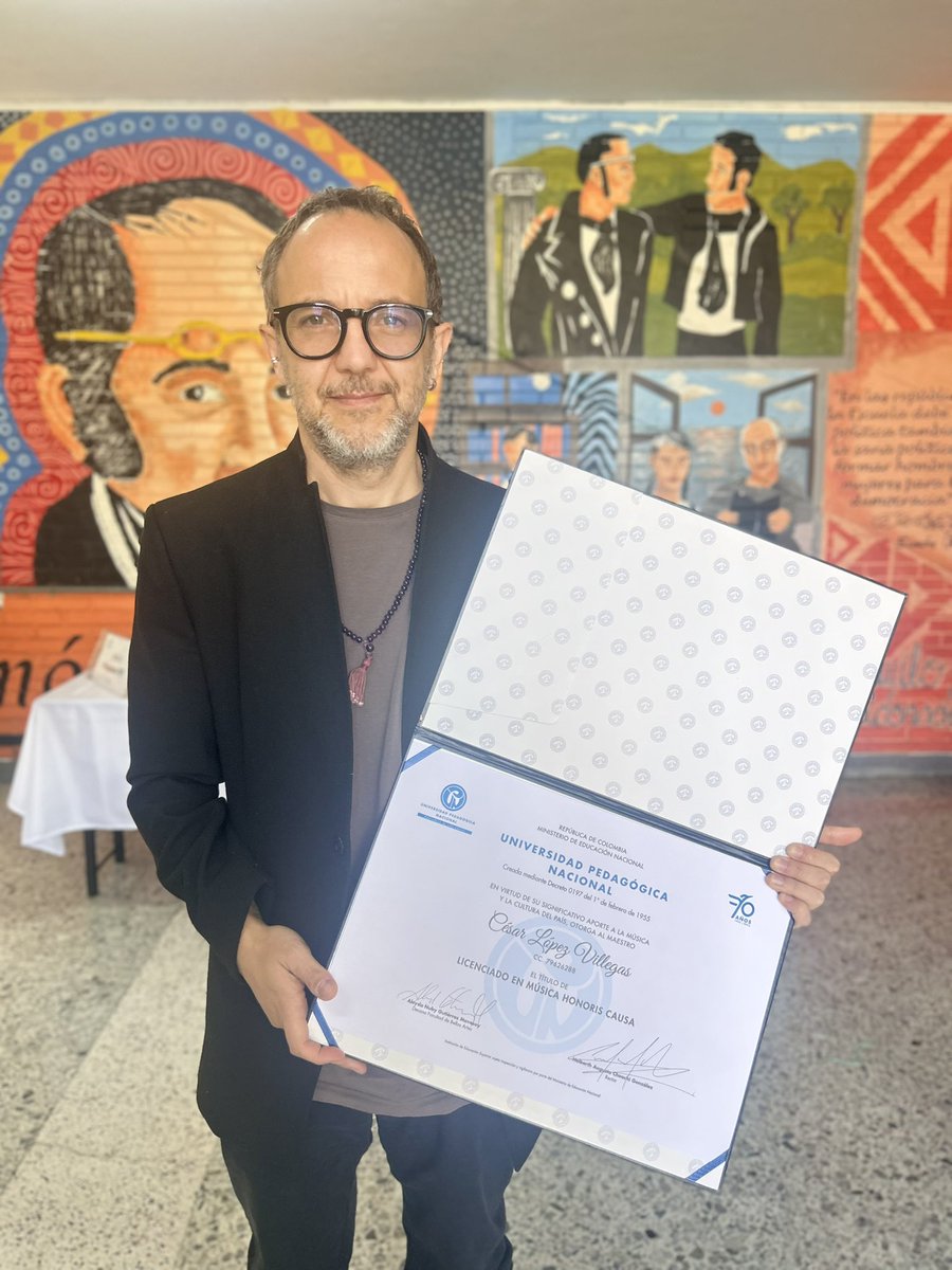 cesarlopezmusic's tweet image. Hoy es un gran día ! Recibo con orgullo el grado Honoris Causa en música de mi amada universidad Pedagógica . Tantos caminos, tantas historia y tanta música en el corazón . Gracias familia por su apoyo en cada paso del camino. este, es para mí un compromiso de vida.