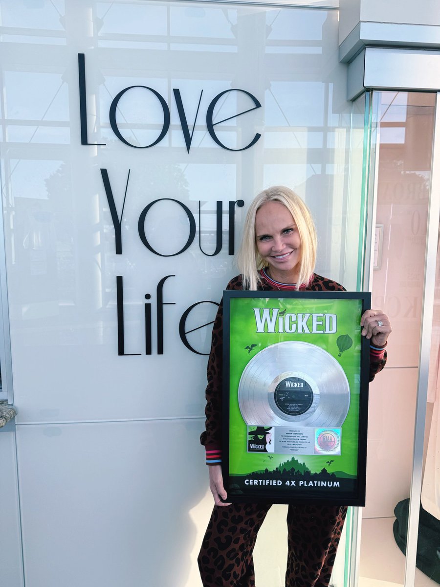 KChenoweth's tweet image. What a surprise!! Our original broadway cast recording of @WICKED_Musical has gone 4x Platinum 🤯💚💗🫧 THANK YOU to everyone who has listened over the last 21 years. I’ll be happy dancing until further notice!