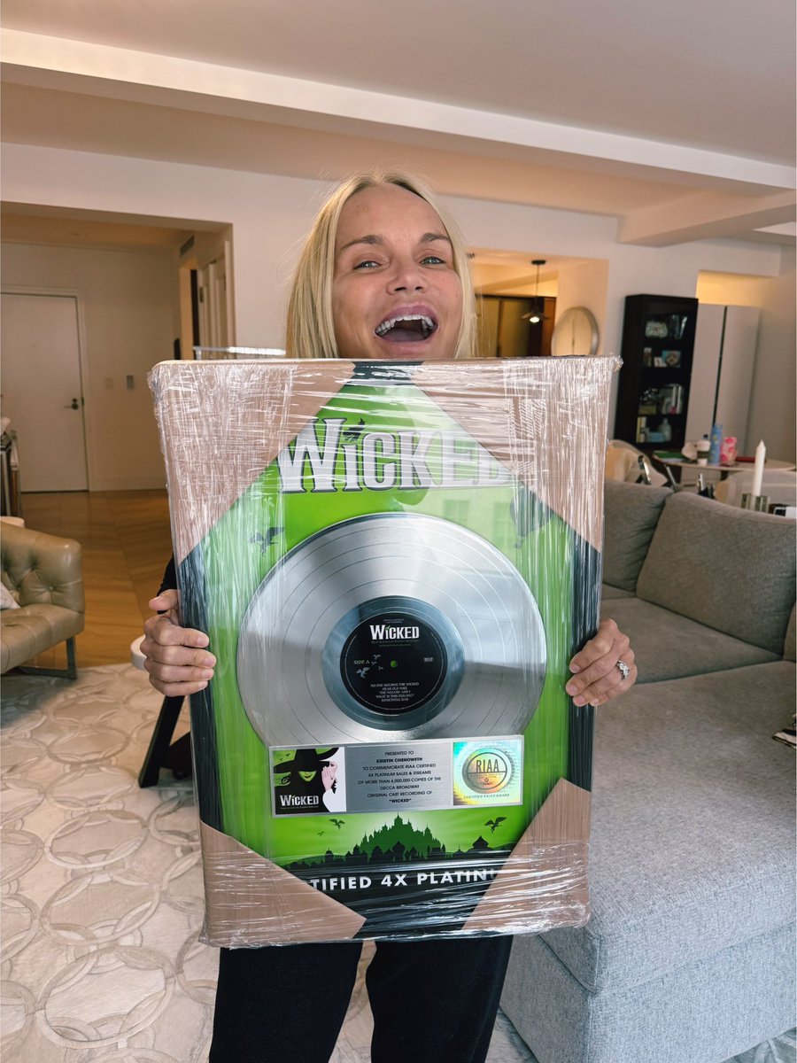 KChenoweth's tweet image. What a surprise!! Our original broadway cast recording of @WICKED_Musical has gone 4x Platinum 🤯💚💗🫧 THANK YOU to everyone who has listened over the last 21 years. I’ll be happy dancing until further notice!