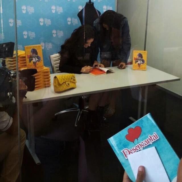 thayanner2's tweet photo. 15 anos de 5 minutos, e o mais próximo que eu fiquei da Ké, nem foi eu, foi só o meu livro….. 15 anos de Oi oi Gente 🫶🏼 @Kefera https://t.co/ytIrAMw1pG