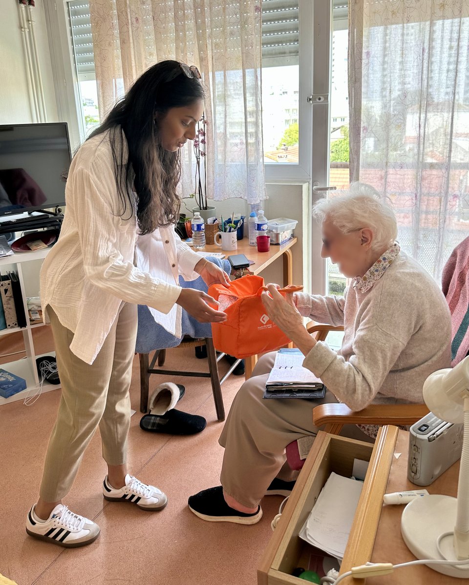 instituthds's tweet image. Ce vendredi 25 juillet, la Résidence La Méridienne à @villeneuve_92 a vibré au rythme de la campagne #SourireDEté. Plus de 90 seniors ont profité d&apos;un après-midi musical, animé par les mélodies d&apos;un accordéon, et ont eu la joie de recevoir des Kits Sourire d&apos;Eté.

Pour en savoir…